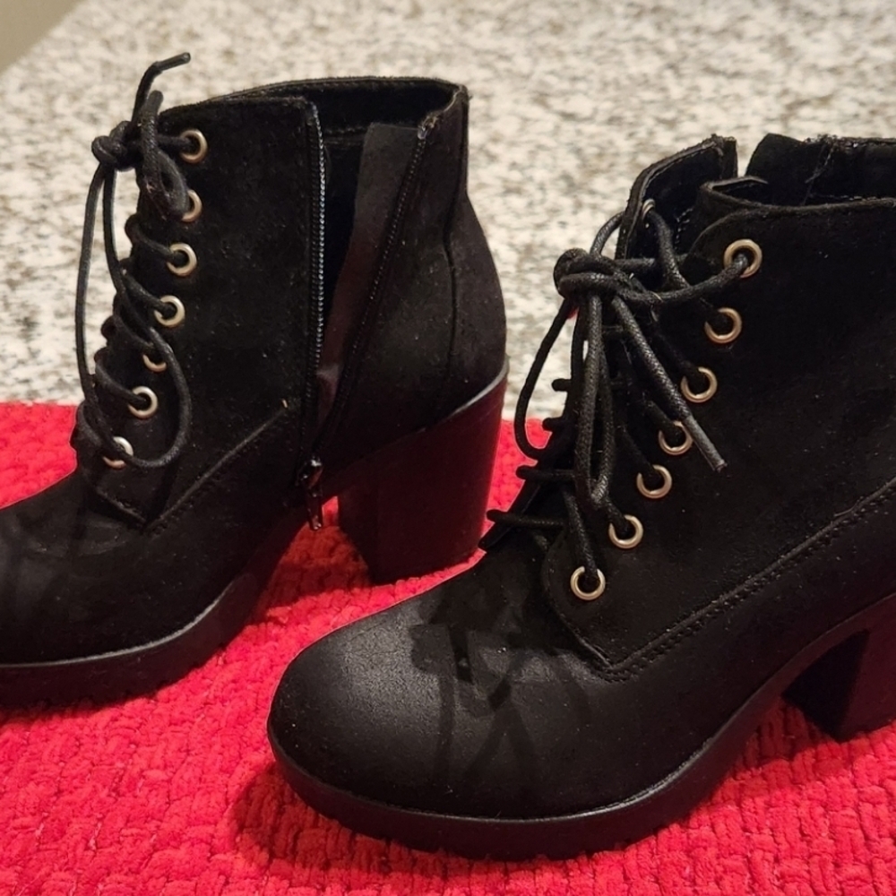 Elegant Black Lace-Up Boots for Women - Picture 3 of 7